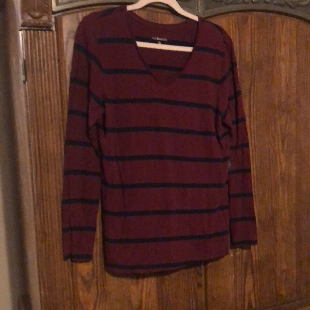V neck long sleeve shirt